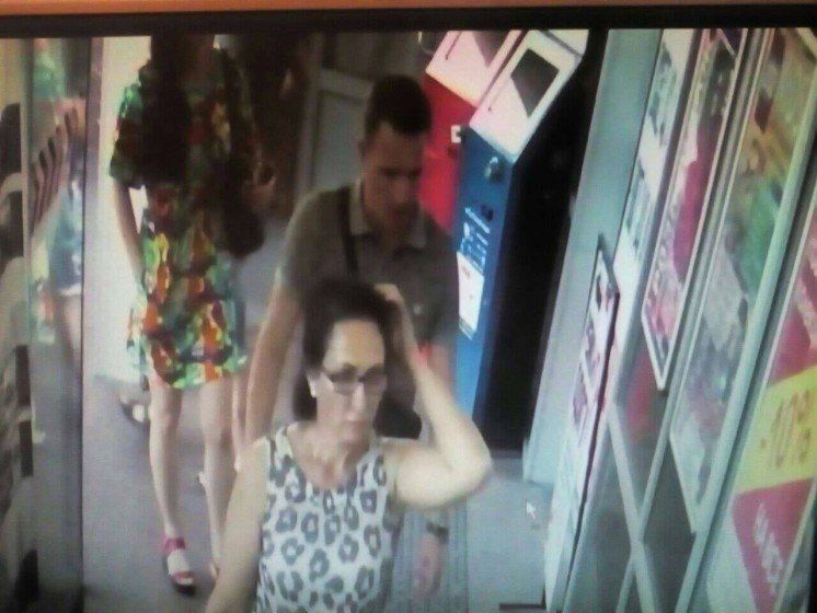 У тернопільському торговому центрі «Орнава» четверо злодіїв обікрали продавця (ФОТО)