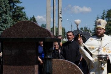 На могилі бійця ДУК «Правий сектор» Віктора Стефановича освятили пам`ятник (ФОТО)