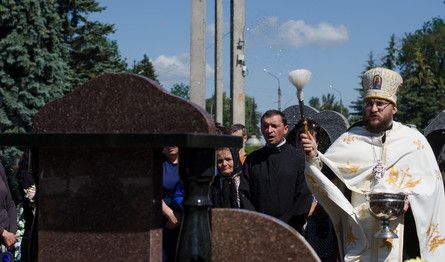 На могилі бійця ДУК «Правий сектор» Віктора Стефановича освятили пам`ятник (ФОТО)