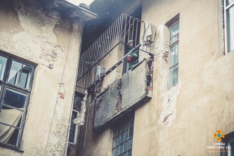 Через обвал балкону на комунальників у Бережанах завели кримінал