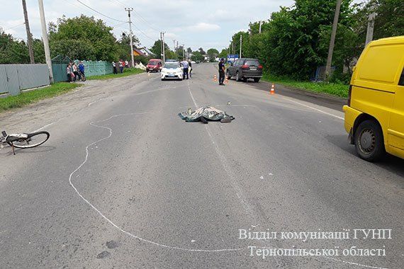 У Кременці під колесами буса загинув велосипедист (ФОТО)