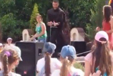 В мережі набуває популярності відео з монахом, який у Тернополі танцями розважає дітей (ВІДЕО)