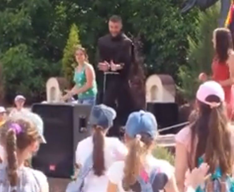 В мережі набуває популярності відео з монахом, який у Тернополі танцями розважає дітей (ВІДЕО)