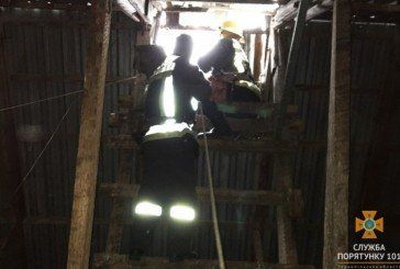 У Гусятині рятувальники знімали з даху 5-поверхового будинку чоловіка (ФОТО)