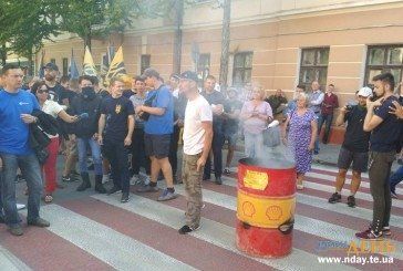 Під міською радою дим і кіптява - люди протестують проти котелень на торфі (ФОТО)