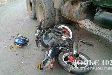 На Тернопільщині чоловік на скутері врізався в багатотонний КрАЗ (ФОТО)