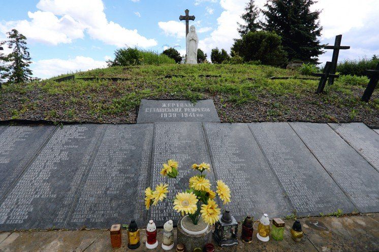 На Микулинецькому кладовищі вшанували пам’ять закатованих у тернопільській тюрмі (ФОТО)