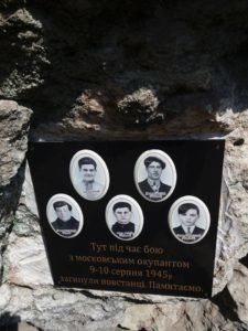 На Борщівщині освятили хрест і меморіальну дошку полеглим воякам ОУН-УПА