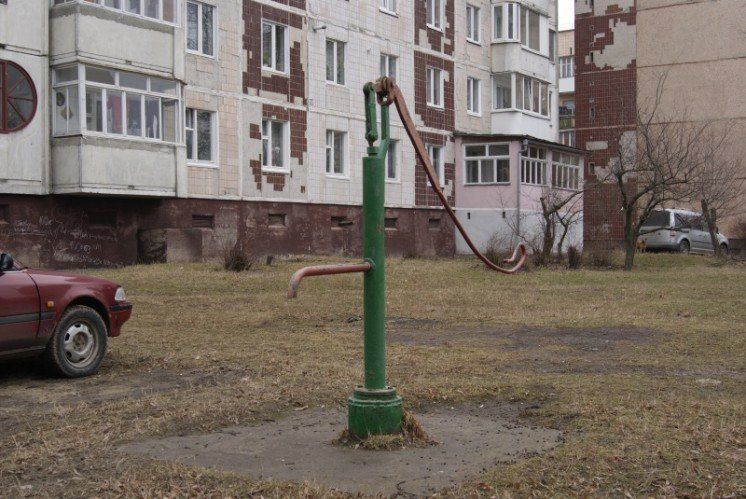 У Тернополі ремонтують колонки-качалки