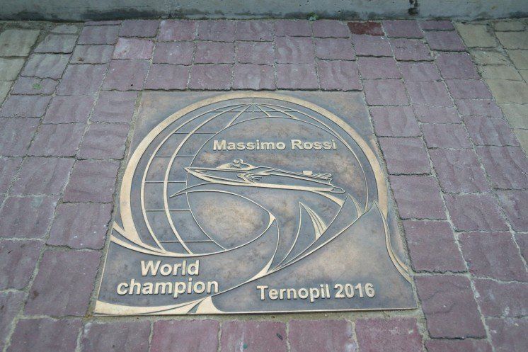 У Тернополі відкрили пам’ятний знак чемпіону Європи з водно-моторного спорту Массімо Россі (ФОТО)