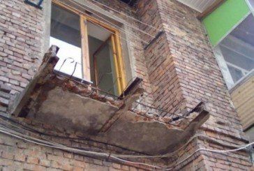 У тернопільській медустанові демонтують аварійні балкони