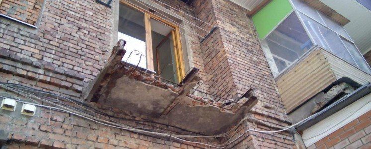 У тернопільській медустанові демонтують аварійні балкони