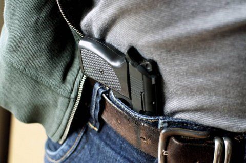 У Тернополі молодий чоловік намагався продати знайдений у парку пістолет