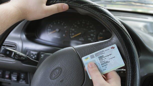 Поляки масово отримують водійські права в Україні
