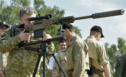 Президент України Петро Порошенко сам купує зброю й передає її армії