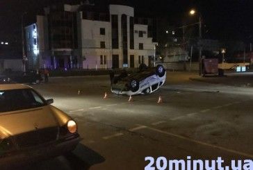 У Тернополі в ДТП потрапило поліцейське авто (ФОТО, ВІДЕО з камер спостереження)