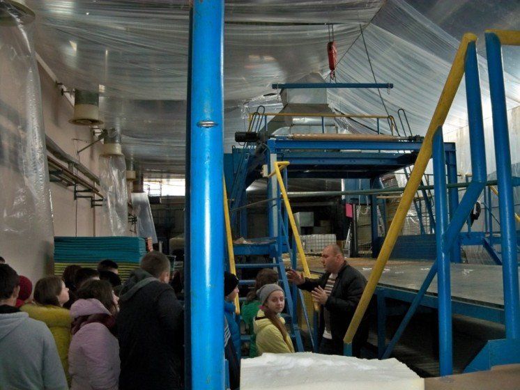 Школярі з Гусятина, що на Тернопільщині, дізналися як виготовляють поролон (ФОТО)