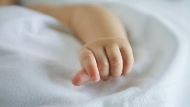 Трагедія на Тернопільщині: мати поклала дитину звечора спати, а на ранок немовля вже не дихало