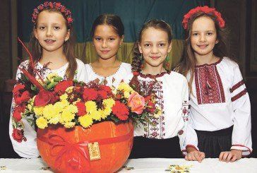 Тернопільські школярі провели Свято гарбуза: за кошти, зібрані на благодійному ярмарку, діти запропонували купити гостинці для сиріт (ФОТО)