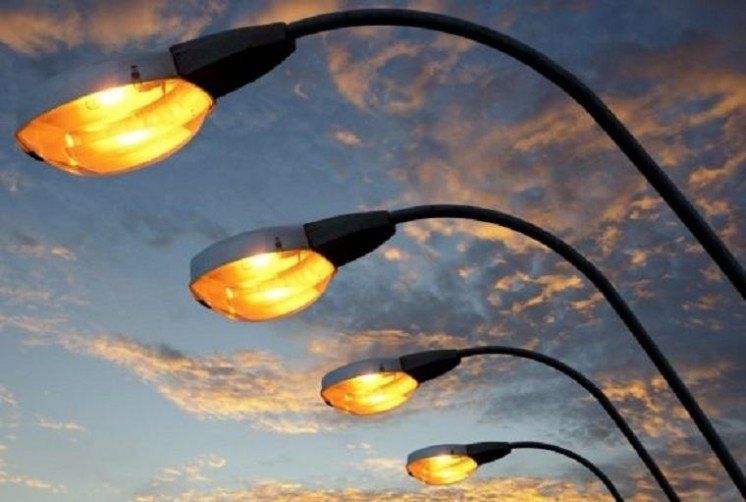 Над підвищеним пішохідним переходом на проспекті Злуки у Тернополі встановили додаткове освітлення
