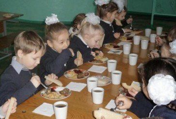 Харчування дітей у початкових класах хочуть зробити платним