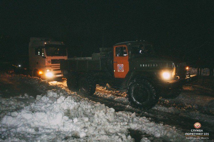 У вихідні рятувальники Тернопільщини визволили із снігової пастки 13 вантажівок і два мікроавтобуси