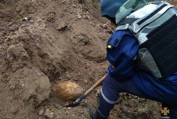 На Тернопільщині рятувальники розкопали велетенський артилерійський снаряд (ФОТО)