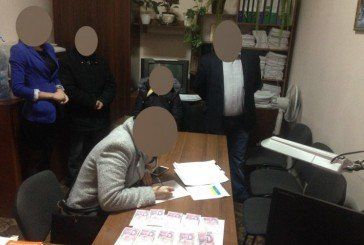 На Тернопільщині родичка підозрюваного у злочині запропонувала 2000 грн неправомірної вигоди поліцейському (ФОТО)