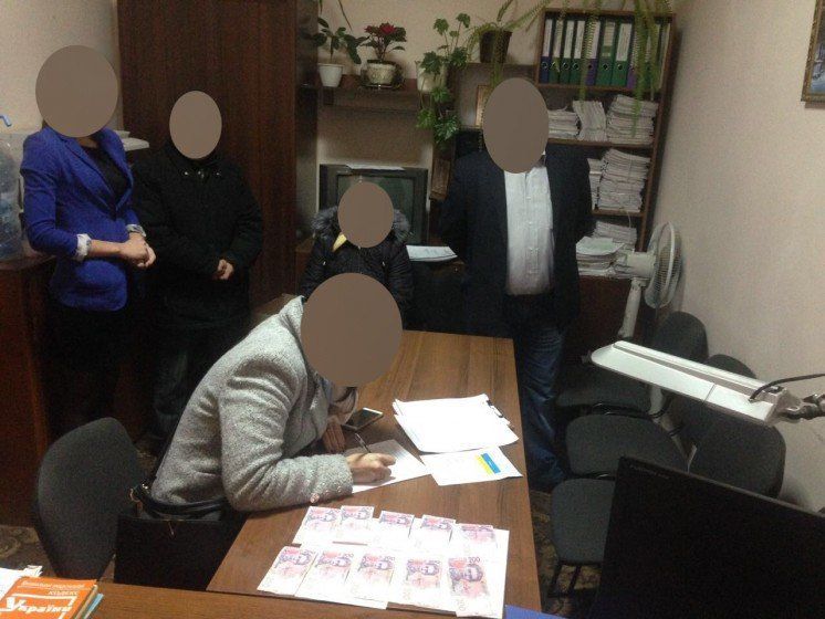 На Тернопільщині родичка підозрюваного у злочині запропонувала 2000 грн неправомірної вигоди поліцейському (ФОТО)