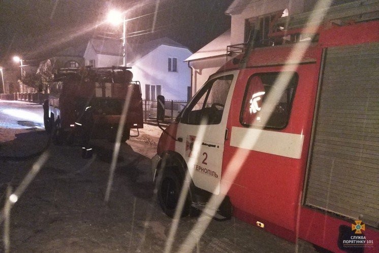 У Тернополі пожежники рятували від вогню приватний будинок (ФОТО)
