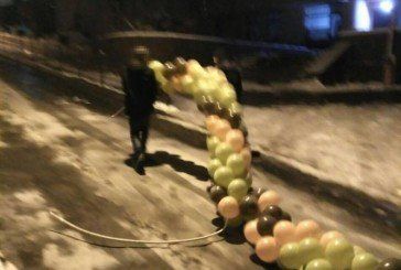 У Тернополі нетверезий парубок викрав з парку повітряні кульки, щоб подарувати їх матері (ФОТО)