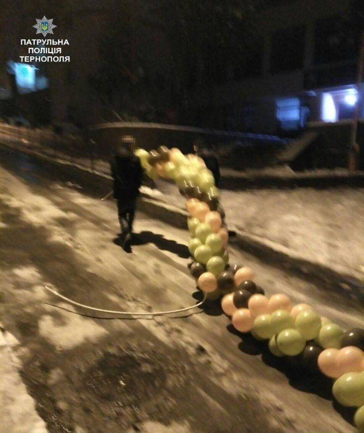 У Тернополі нетверезий парубок викрав з парку повітряні кульки, щоб подарувати їх матері (ФОТО)
