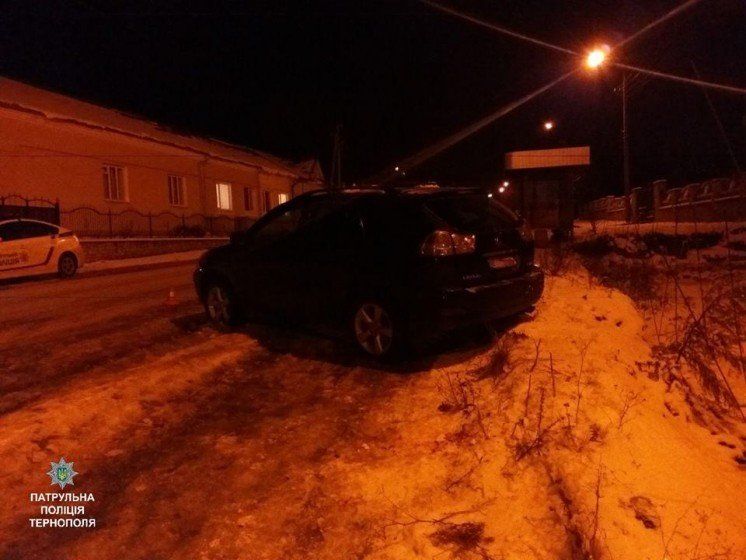 У Тернополі нетверезий водій на «Лексусі» збив подружжя на зупинці громадського транспорту (ФОТО)