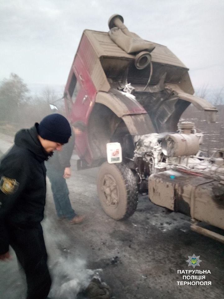 На Тернопільщині загорівся КамАЗ: вантажівку загасили патрульні (ФОТО)