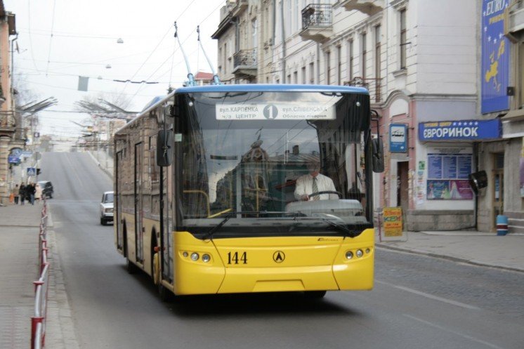 Як їздитимуть у Тернополі тролейбуси і автобуси в новорічну ніч?
