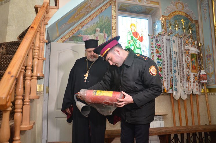 На Тернопільщині напередодні Різдва рятувальники та поліція перевіряють храми (ФОТО)