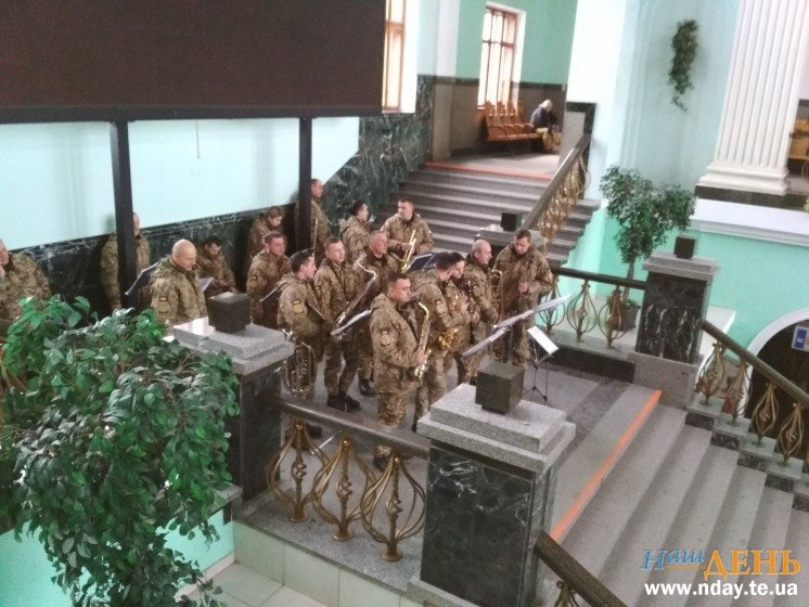 У Тернополі на залізничному вокзалі вшанували героїв Крут (ФОТО)