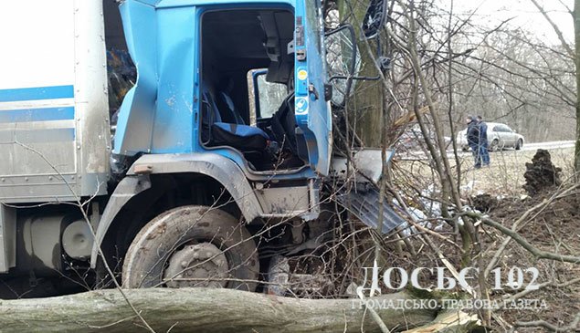 На Теребовлянщині фура з’їхала з дороги та врізалась у дерево (ФОТО)
