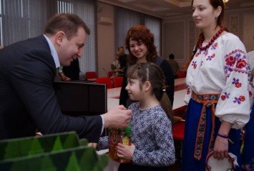 Тернопільській владі заколядували діти з Луганщини (ФОТОРЕПОРТАЖ)