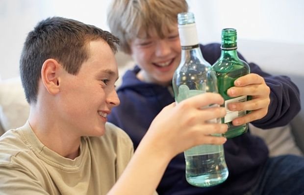 У Литві заборонено вживати алкоголь молоді до 20 років