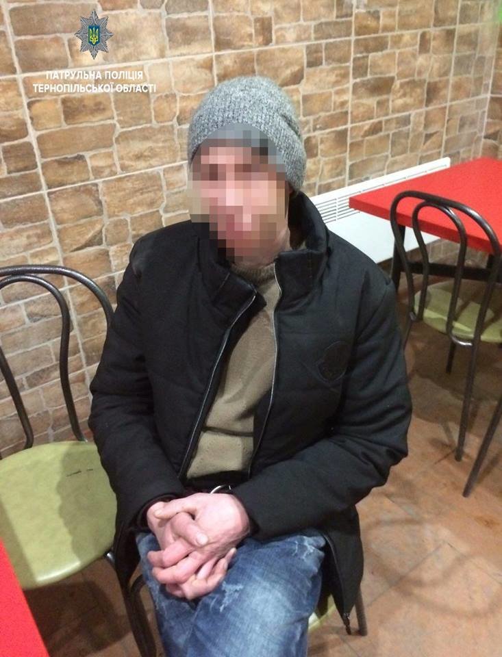 У тернопільському кафе патрульні затримали молодика з наркотиками (ФОТО)