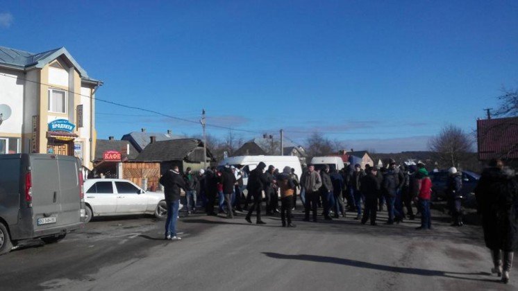 Чому на Тернопільщині люди перекрили дорогу державного значення (ФОТО)
