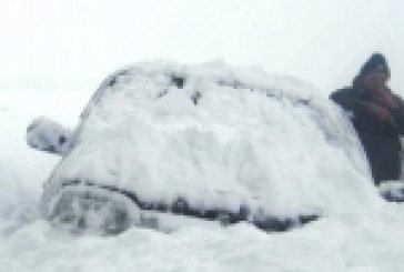На Кременеччині рятувальники викопували автомобіль якого занесло у сніговий замет