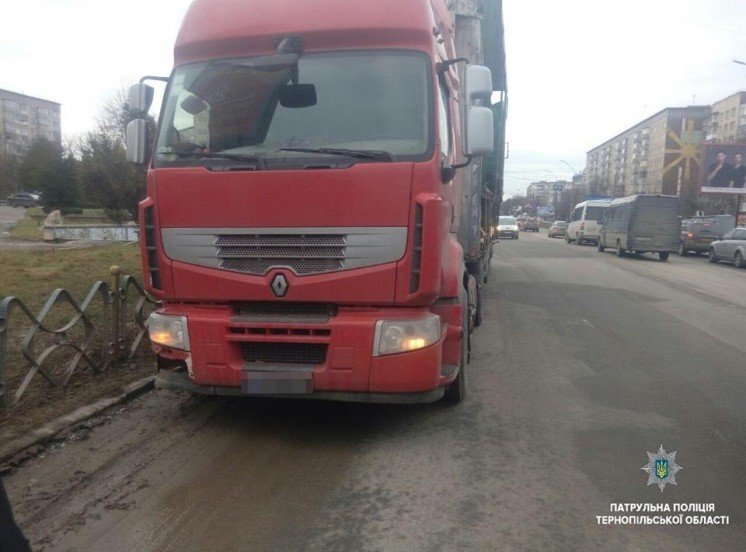 У Тернополі «фура» порвала тролейбусну лінію – водій утік, але… (ФОТО)