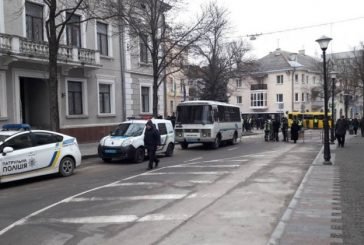 Це не зона АТО - це Тернопіль: під міською радою автобуси з правоохоронцями (ФОТО)