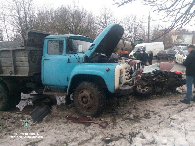 У Тернополі – жахлива аварія: водій загинув, дитина – в лікарні (ФОТО)