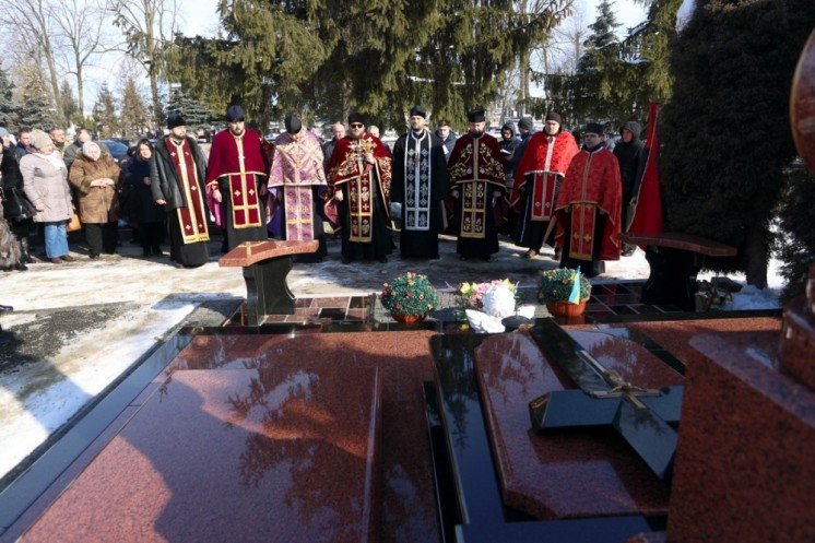 У Тернополі, на Микулинецькому кладовищі, вшанували пам’ять загиблих воїнів АТО (ФОТО)