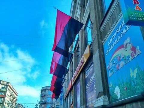 На вулицях Тернополя вивісили червоно-чорні стяги (ФОТО)