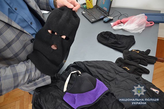 Балаклави, рукавиці, два ножі та одяг – усе це вилучили тернопільські правоохоронці у юнаків, яких підозрюють в розбої (ФОТО)