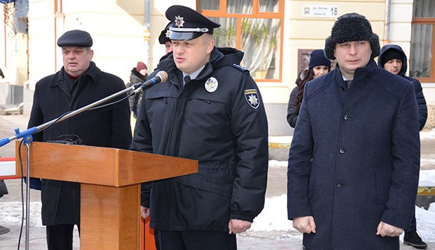 Патрульні поліцейські Тернопільщини отримали шикарний подарунок за 5 мільйонів – автобус і 8 автівок (ФОТО)